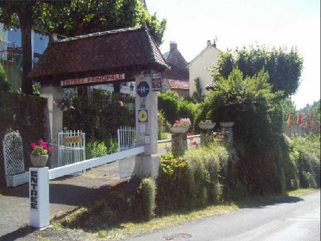 Logis Hotel Les Tilleuls Saint-Cirgues-de-Jordanne Eksteriør bilde