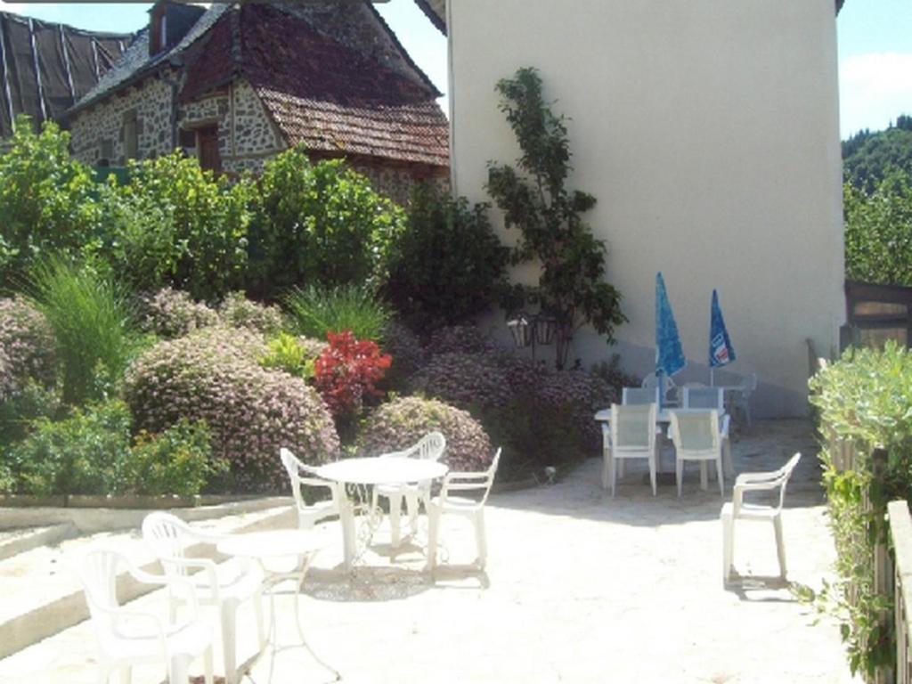 Logis Hotel Les Tilleuls Saint-Cirgues-de-Jordanne Eksteriør bilde