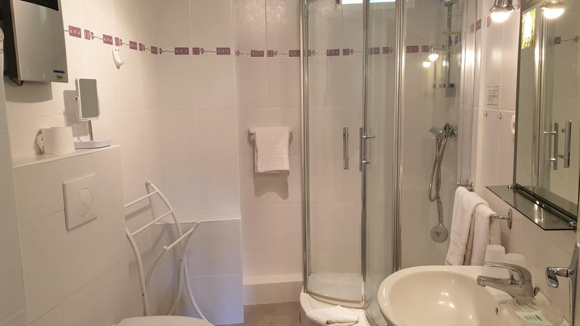 Logis Hotel Les Tilleuls Saint-Cirgues-de-Jordanne Eksteriør bilde