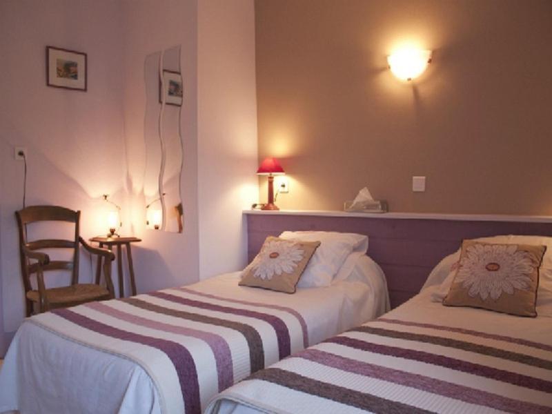 Logis Hotel Les Tilleuls Saint-Cirgues-de-Jordanne Rom bilde
