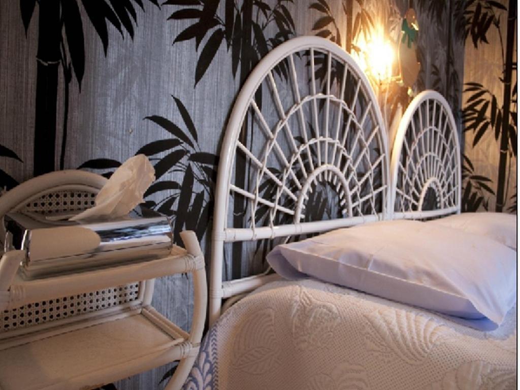 Logis Hotel Les Tilleuls Saint-Cirgues-de-Jordanne Rom bilde