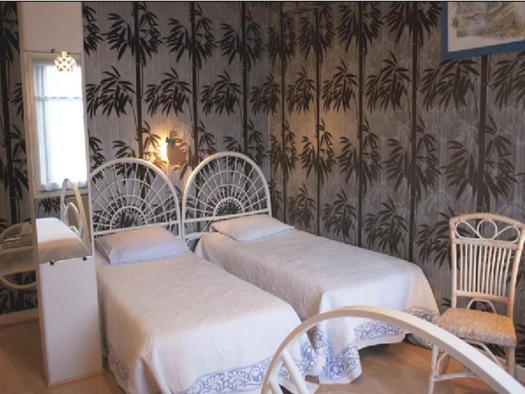 Logis Hotel Les Tilleuls Saint-Cirgues-de-Jordanne Rom bilde