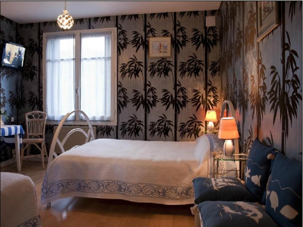 Logis Hotel Les Tilleuls Saint-Cirgues-de-Jordanne Rom bilde