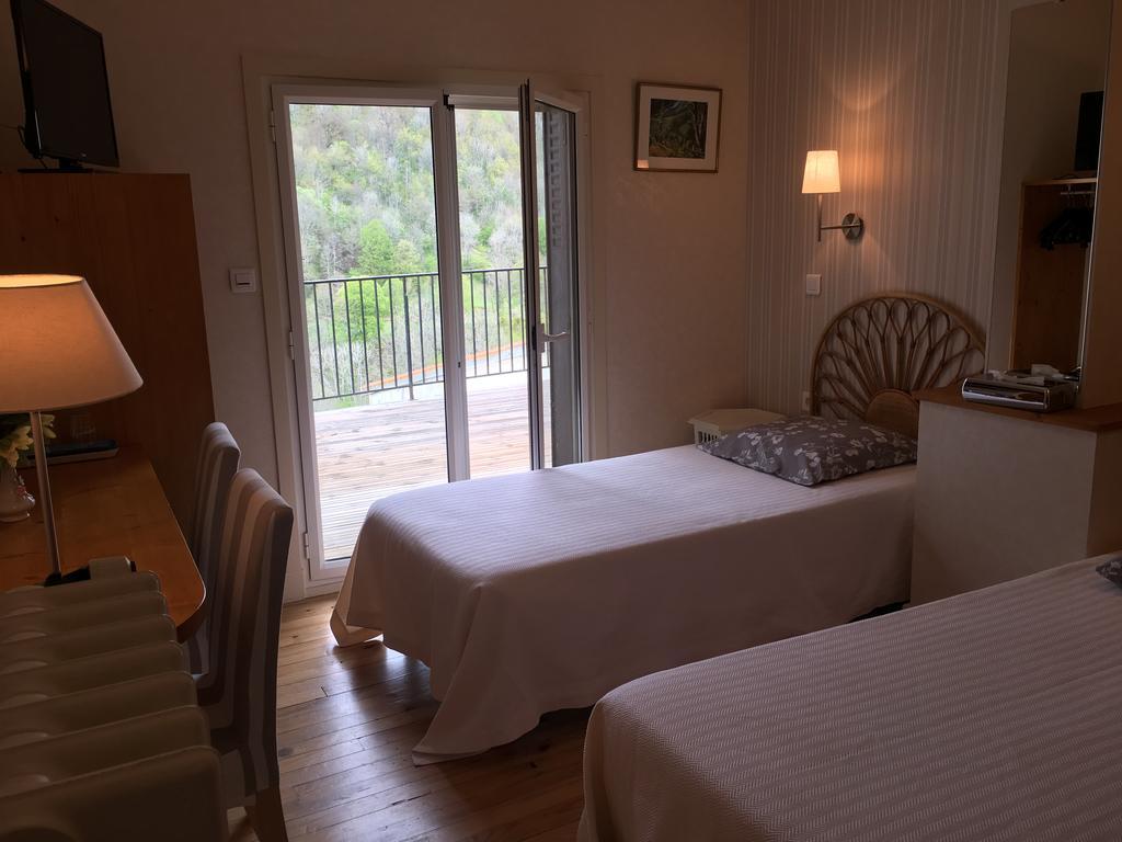 Logis Hotel Les Tilleuls Saint-Cirgues-de-Jordanne Eksteriør bilde