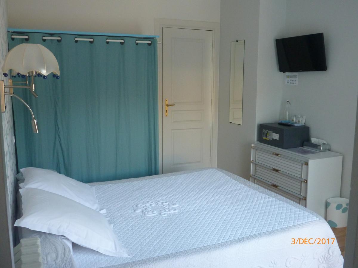 Logis Hotel Les Tilleuls Saint-Cirgues-de-Jordanne Rom bilde