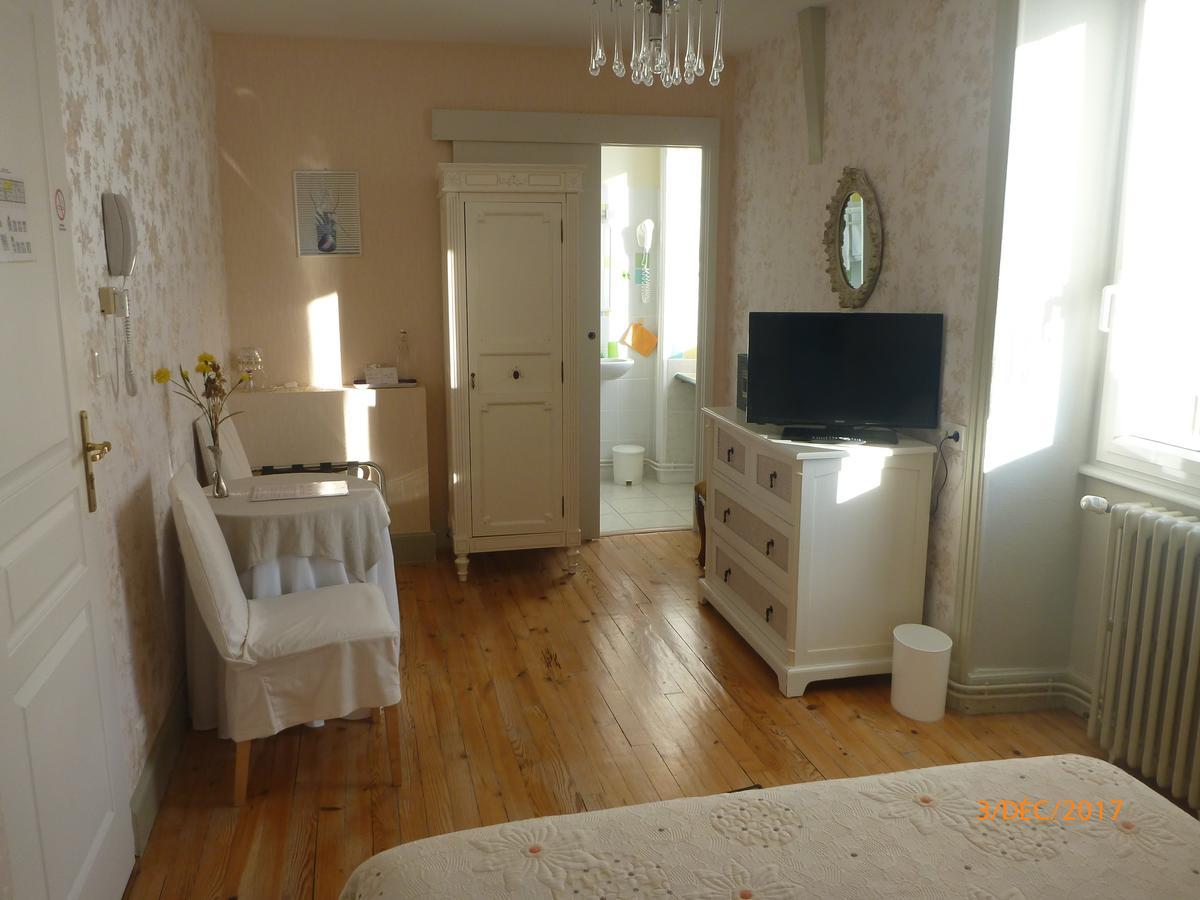 Logis Hotel Les Tilleuls Saint-Cirgues-de-Jordanne Eksteriør bilde