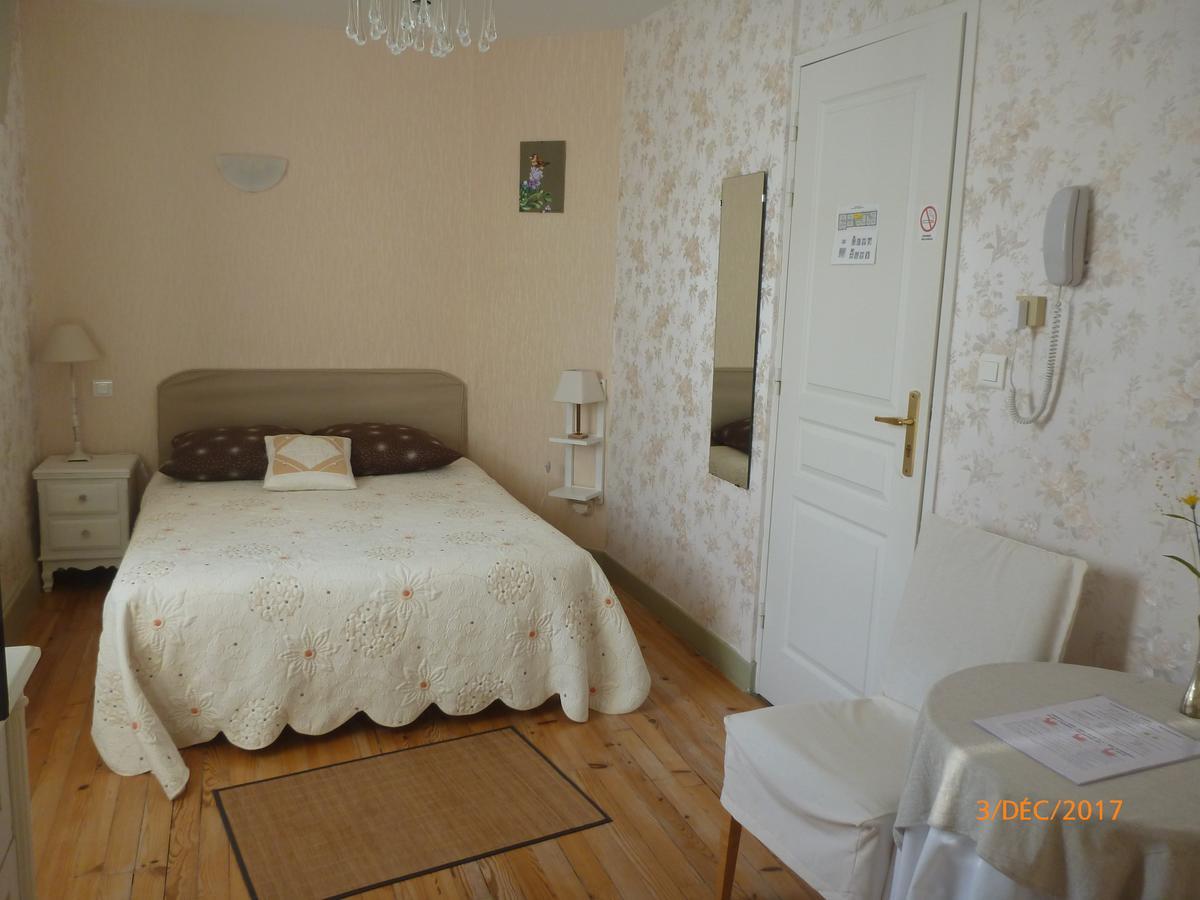 Logis Hotel Les Tilleuls Saint-Cirgues-de-Jordanne Eksteriør bilde